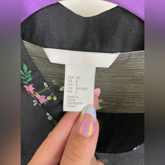 H&M Puffed Sleeve Ruffled Blouse - Black w/floral print - Picture 3 of 12